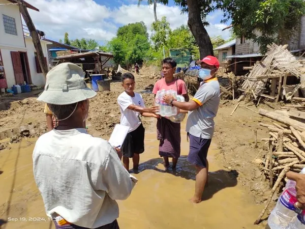 Flood relief donation photo 5