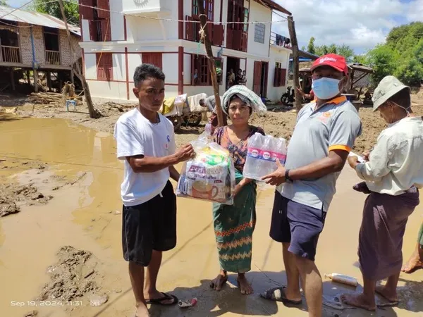 Flood relief donation photo 8